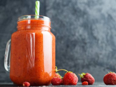 Kopyalama alanı olan bir kavanozda çilek kırmızısı yaz içeceği. Olgun böğürtlen ve sağlıklı bir içecek.