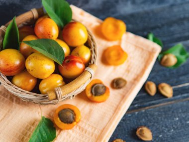 Tahta bir sepette olgun kırmızı kayısılar.