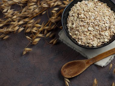 Yulaf gevreği ve yulaf kulağı. Masadaki yulaf ezmesi. Sağlıklı kahvaltı.