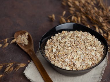 Yulaf gevreği ve yulaf kulağı. Masadaki yulaf ezmesi. Sağlıklı kahvaltı.