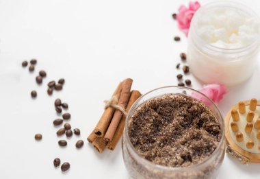 Hindistan cevizi yağı ve şekerli kahve fırçası.