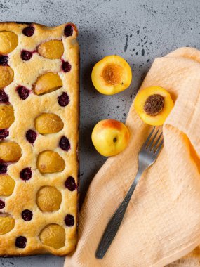 Kayısı turtasının yakın çekimi masanın üstünde.