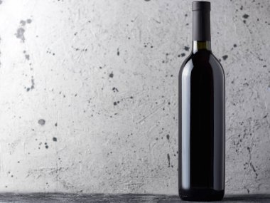 Gri beton arka planda bir şişe şarap kopyalama alanı
