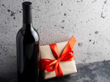 Bir şişe şarap ve hediye kutusu.