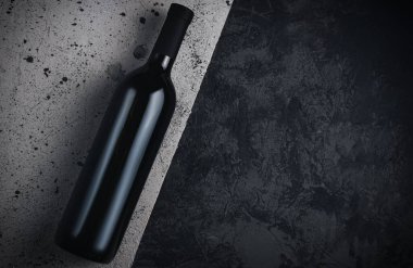 Gri beton arka planda bir şişe şarap kopyalama alanı
