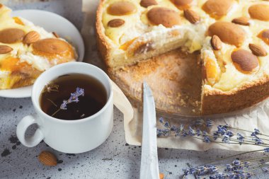 Badem ve kayısılı ev yapımı kek. Bir fincan lavantalı bitki çayı..