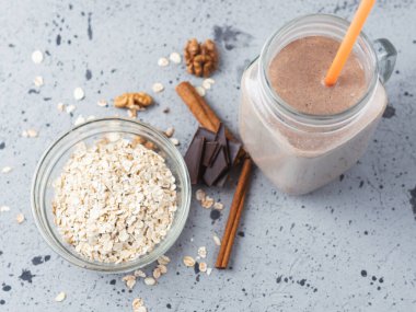 Yulaf ezmeli ve tarçınlı çikolatalı süt. Sağlıklı kahvaltı.