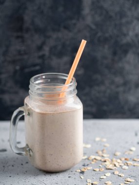 Yulaf ezmeli ve tarçınlı çikolatalı süt. Sağlıklı kahvaltı.