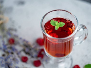 Sıcak meyve ahududu çayı, bitkiler ve lavanta.