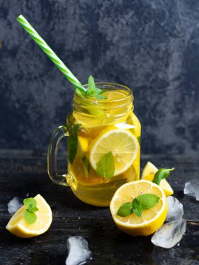 Nane, limon ve buzlu ev yapımı soğuk mojito çayı. .