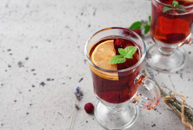 Sıcak meyve ahududu çayı, bitkiler ve lavanta.