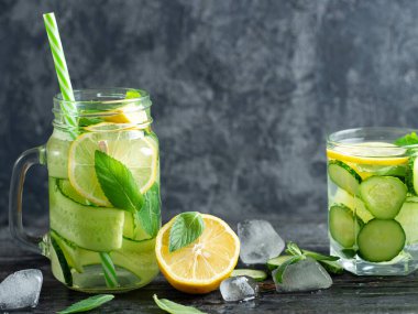 Naneli, limonlu ve salatalıklı cam yaz limonatası kavanozu. diyet soğuk su