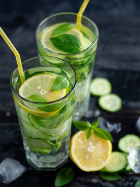 Limon, nane, salatalık ve fesleğenle yaz detoksu. Yaz soğumuş limonata
