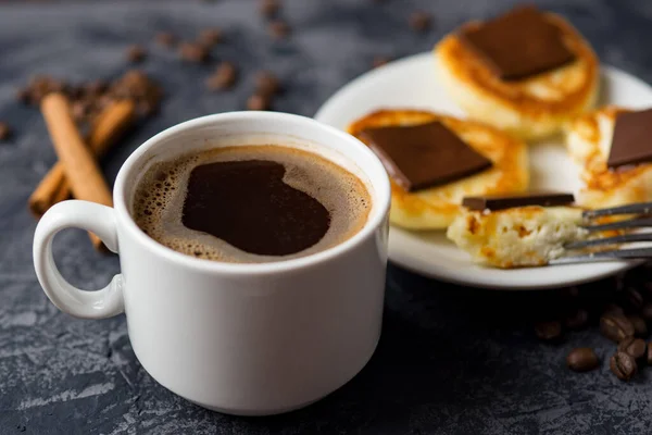 Чашка Ароматного Кофе Эспрессо Чизкейки Шоколадом Корицей — стоковое фото