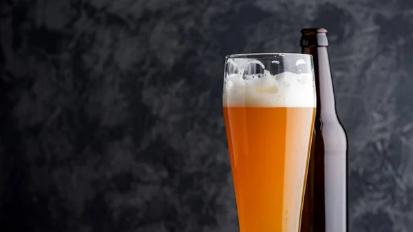 Süzgeçsiz Buğday Açık Renkli Bir Bardak Bira Koyu Arkaplanda Bir — Stok fotoğraf