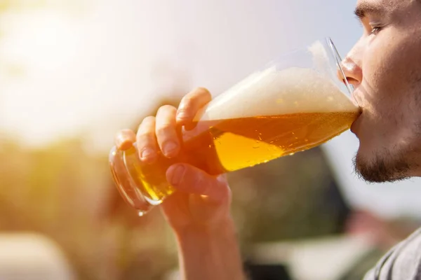 Man Drinks Beer Glass Heat — Stock Photo, Image