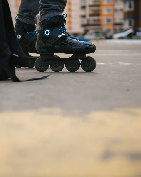 Nahaufnahme Von Rollschuhen Den Füßen Mann Auf Rollschuhen — Stockfoto