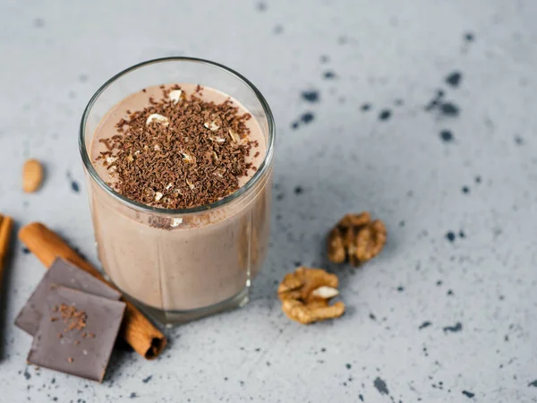 Susu Coklat Smoothie Dengan Biji Kakao Kayu Manis — Stok Foto