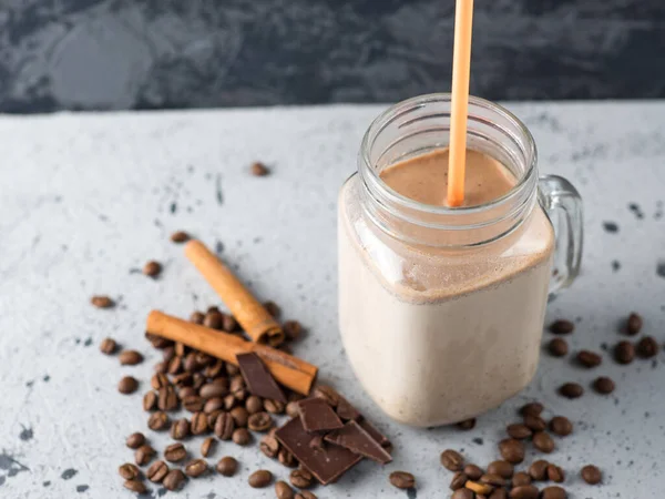 Susu Kocok Kopi Coklat Smoothie Sarapan Dengan Oatmeal Dan Kayu — Stok Foto
