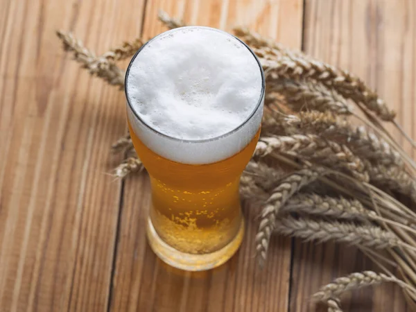 Copo Cerveja Gelada Uma Mesa Madeira — Fotografia de Stock
