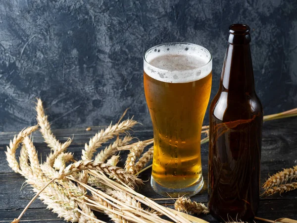 Glass Beer Dark Stone Background Beer Bottle Wheat Copy Space — Stock Photo, Image
