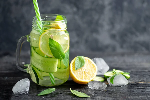 Vaso Vetro Limonata Estiva Con Menta Limone Cetriolo Acqua Fredda — Foto Stock