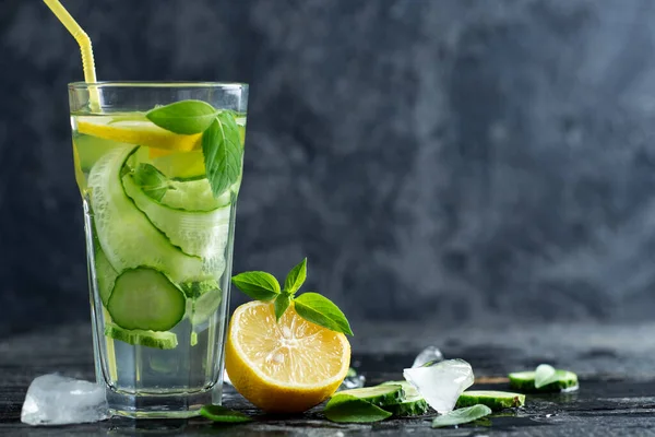 Agua Desintoxicación Verano Con Limón Menta Pepino Albahaca Limonada Helada —  Fotos de Stock