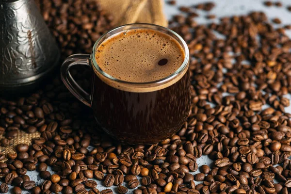 Espresso Szkło Przezroczyste Filiżanka Ziarna Kawy Stole — Zdjęcie stockowe