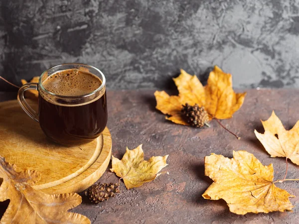 Glazen Espresso Koffiebeker Met Herfst Droge Bladeren Achtergrond Koud Seizoen — Stockfoto