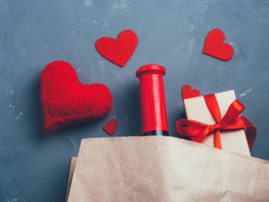 Sevgililer günü kırmızı kalp ve sürpriz