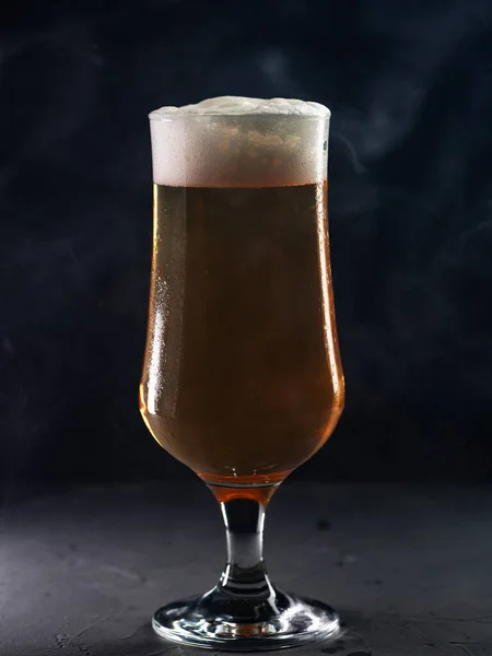 Glas Bier Lager Een Donkere Achtergrond — Stockfoto