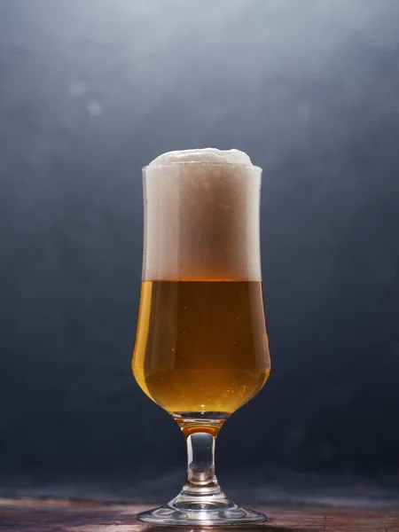 暗い背景にビールラガーのガラス — ストック写真
