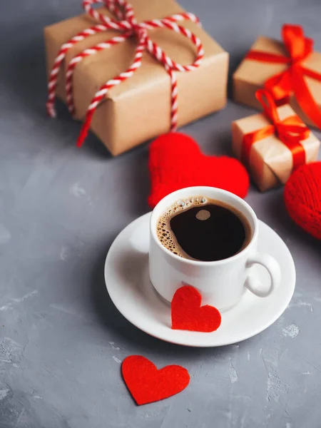 Egy Csésze Forró Kávé Vörös Szívek Egy Ajándék Valentin Napra — Stock Fotó