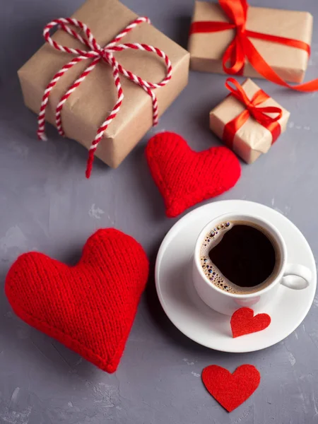Egy Csésze Forró Kávé Vörös Szívek Egy Ajándék Valentin Napra — Stock Fotó