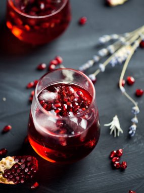 Şampanya ve nar suyu ile alkollü kırmızı kokteyl, nar ve buzlu mimoza.