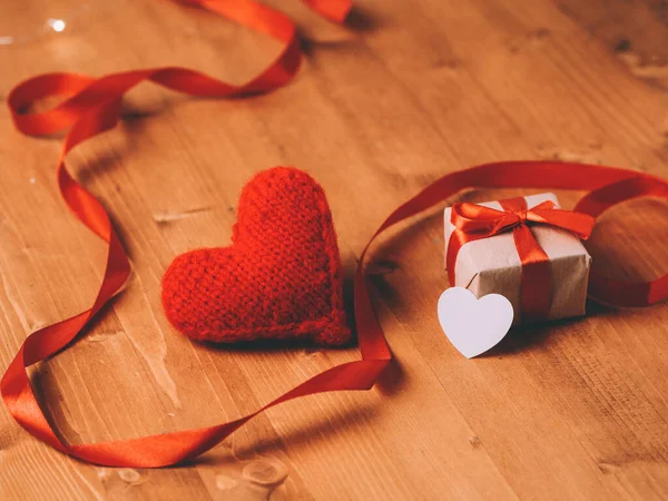 Cadeau Voor Februari Rood Gebreid Hart Lint Geschenk Verpakt Kraftpapier — Stockfoto