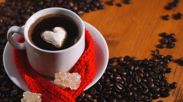 Een Kopje Koffie Met Marshmallows Vorm Van Een Hart Ontbijt — Stockfoto