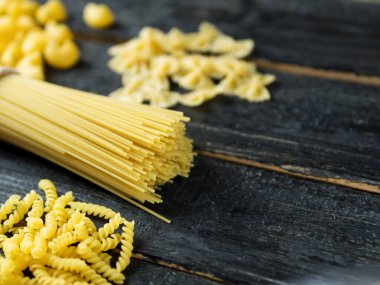 Tahta bir masada çiğ makarna.