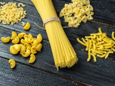 Tahta bir masada çiğ makarna.