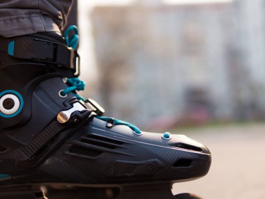 Telif alanı olan patenler yakın plan. Şehirde paten kaymak, serbest dolaşmak.