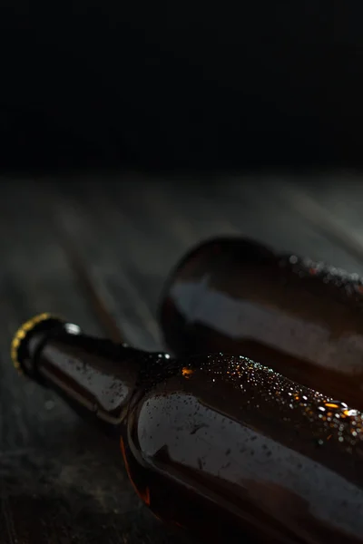 Cerveza Fría Botellas Vidrio Sobre Mesa Madera — Foto de Stock