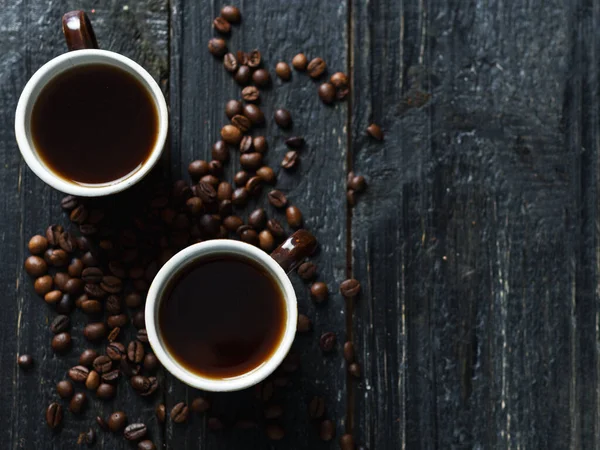 Una Taza Granos Café Espresso Una Mesa Madera Oscura —  Fotos de Stock