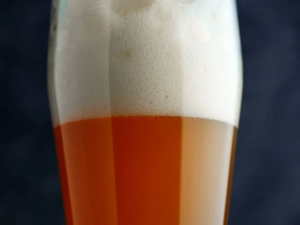 グラスの近くにある麦酒のフィルターなしビール — ストック写真