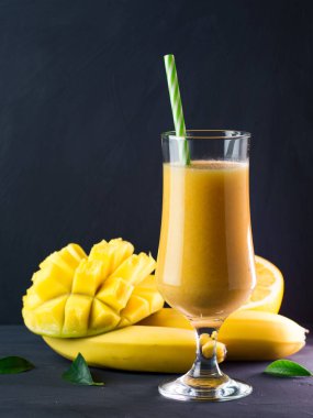 Mangolu, muzlu ve portakallı sarı smoothie. Lezzetli, hızlı ve sağlıklı yemekler.