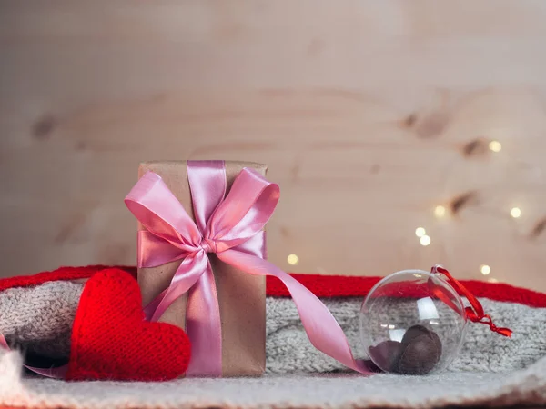 Geschenkdoos Rood Zacht Hartspeelgoed Valentijnsdag — Stockfoto