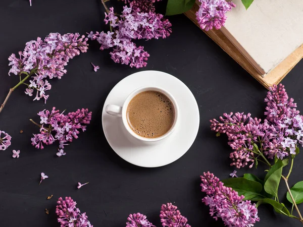 Una Taza Café Fragante Desde Arriba Una Mesa Hormigón Oscuro —  Fotos de Stock