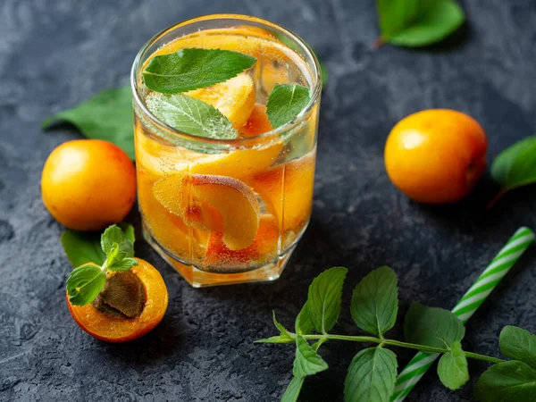 Summer Apricot Drink Cocktail Pieces Fruit Mint — ストック写真