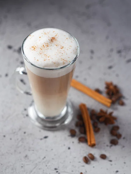 Kaffee Latte Glas Auf Einem Betontisch — Stockfoto