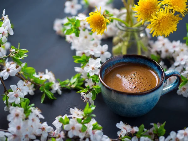 Una Taza Café Perfumado Flores Cerezo Dientes León Amarillos Florecientes —  Fotos de Stock