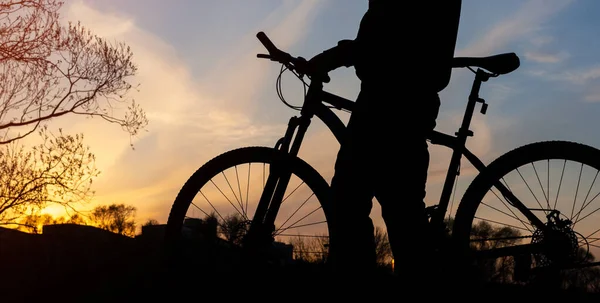 노을을 배경으로 자전거를 자전거를 자전거를 — 스톡 사진